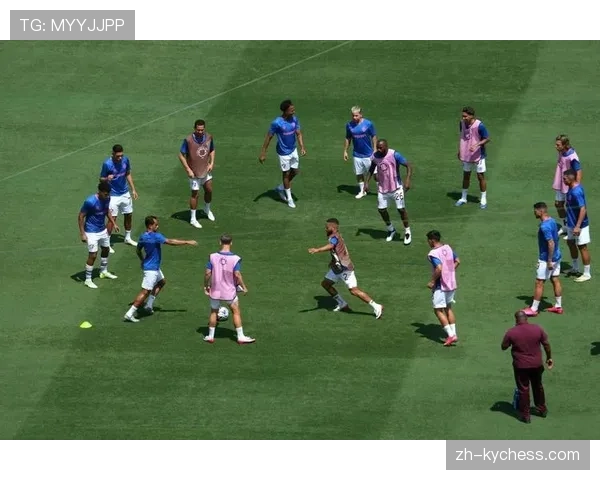 卡利亚里对阵热那亚,比赛因球迷向场内投掷烟雾弹中断15分钟 卡利亚里对阵热那亚,比赛因球迷向场内投掷烟雾弹中断15分钟